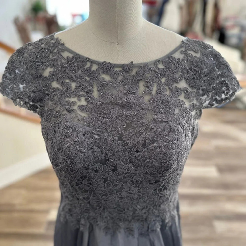 La Femme‎ Lace & Crystal Gown in Platinum - Brand new! - Size 6 - MSRP $535 - Picture 6 of 11